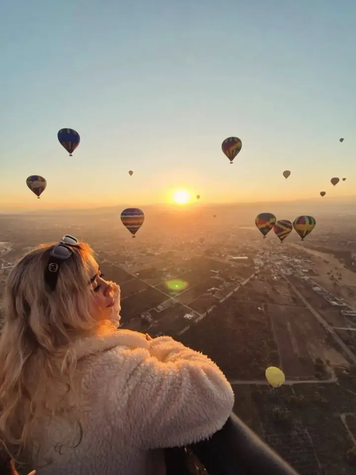 Couples balloon flight over Teotihuacan